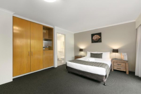 Отель Mt Ommaney Hotel Apartments  Брисбен